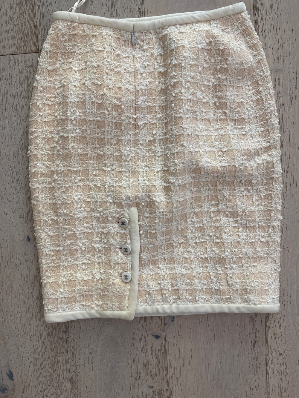 100% Authentic vintage  Chanel  Cream Tweed Pencil Skirt/ Button Detail Sz 38